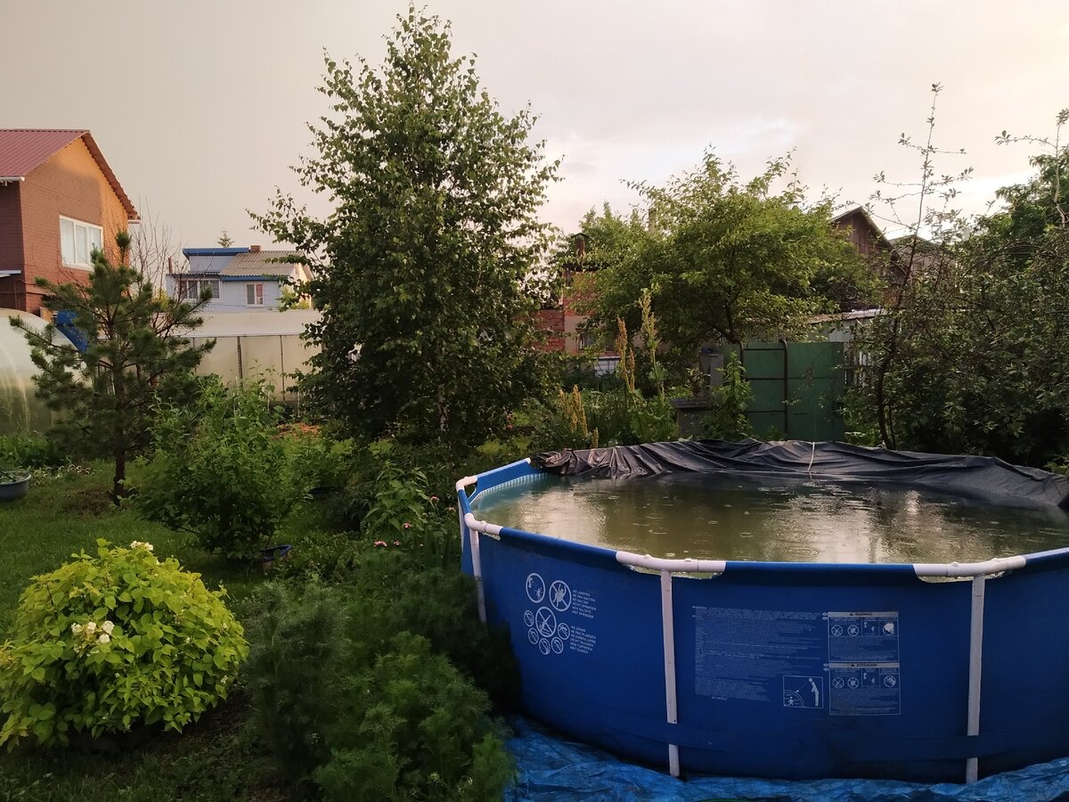 2019 год. Бассейн Intex Metal Frame размером 305 х 76 см. 7 год службы. 