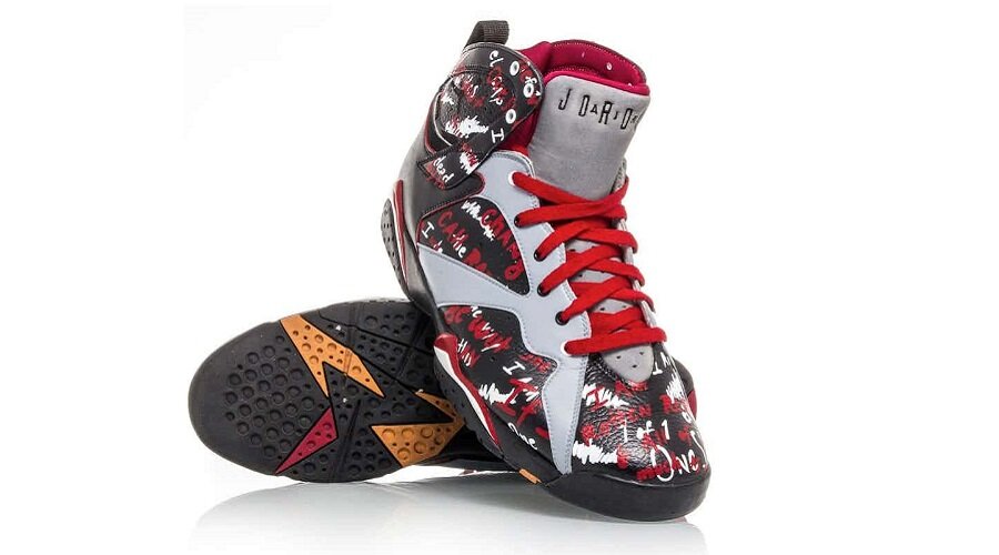 Самыми дорогими кроссовками считаются "СБ Флом Данк Хай" - Это спортивная обувь класса люкс. Исполнена в красно-черных оттенках, по бокам «рассыпаны» зеленые и золотистые декоративные элементы.