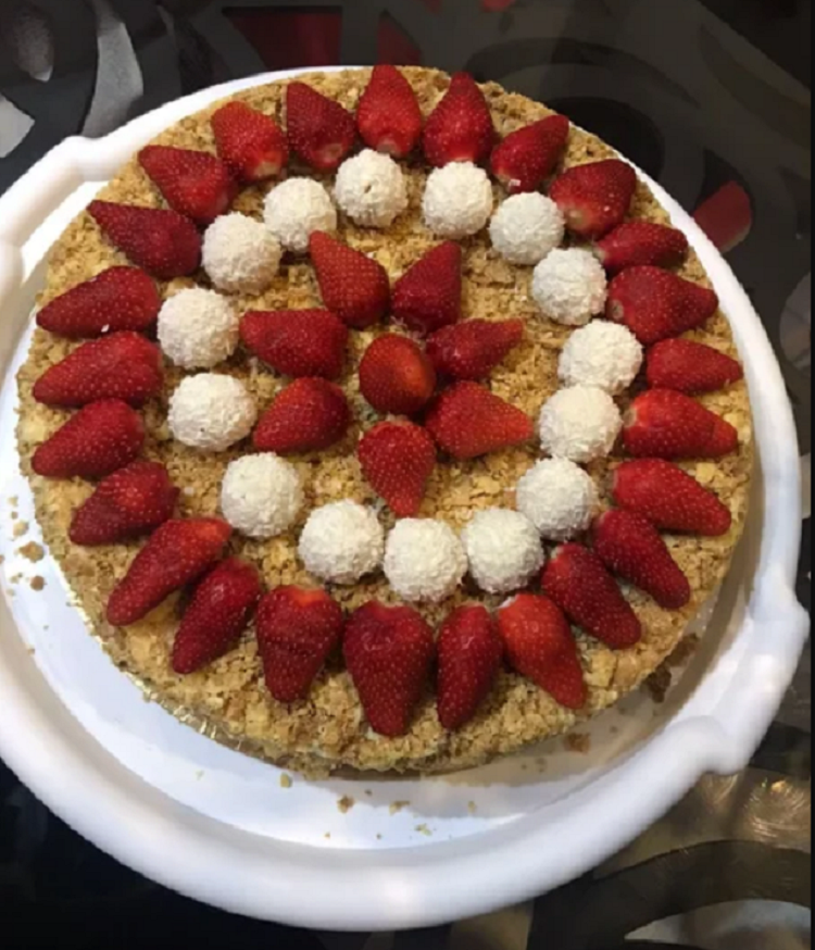 торт "Наполеон" украшенный клубникой и Raffaello