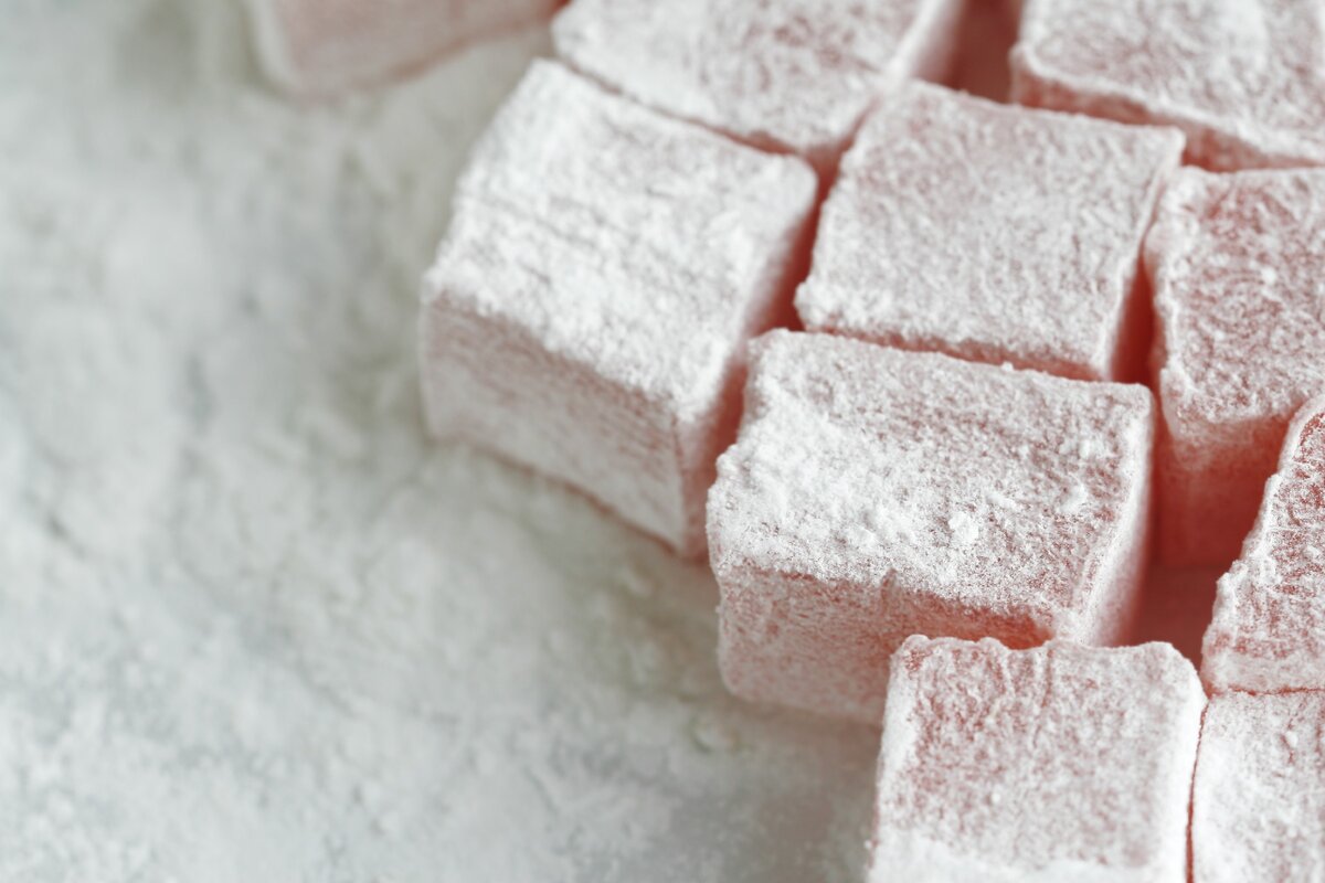 Рахат лукум туркиш делайт. Рахат ибн лукум. Рахат лукум турецкий. Яблоки в снегу рахат лукум. Лукум мягкий.