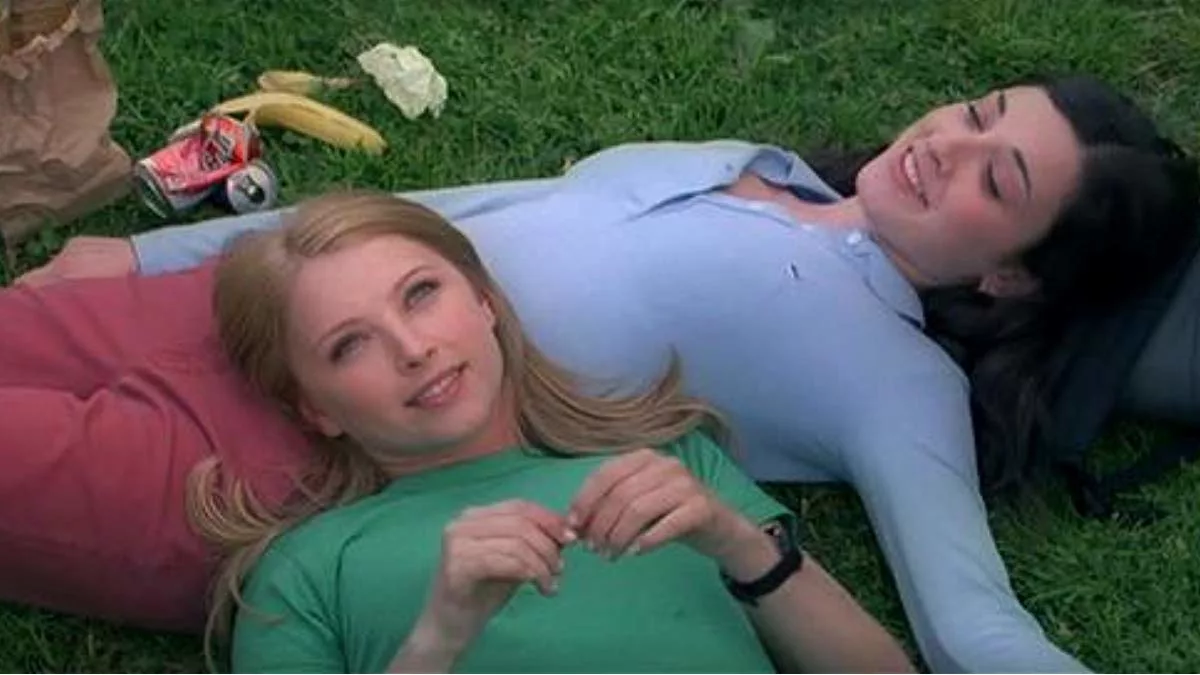 Кадр из фильма. Натали с подругой во время перерыва.