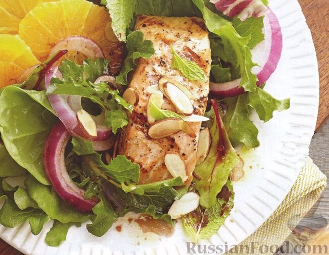 филе лосося, смесь салатных листьев, апельсины, лук репчатый красный, миндальные хлопья, масло оливковое, уксус бальзамический, сок апельсина, цедра апельсина, мята свежая, соль, перец чёрный молотый