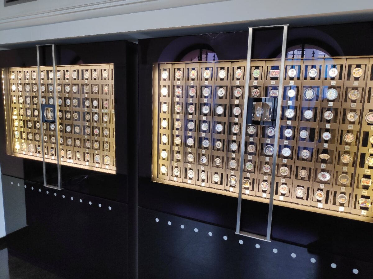 Вежливо попросил и мне разрешили сфотографировать в центре монет Сбербанка