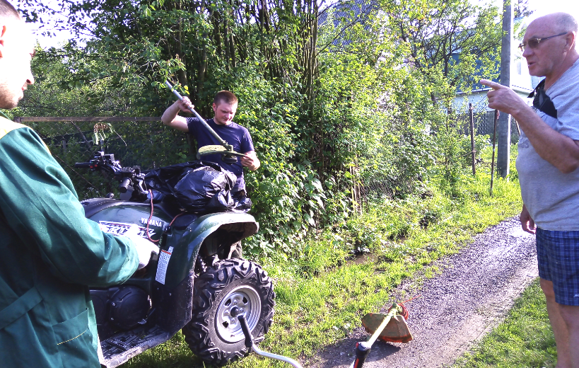 В первый раз вижу косцов, которые ездят по клиентам на квадроцикле.