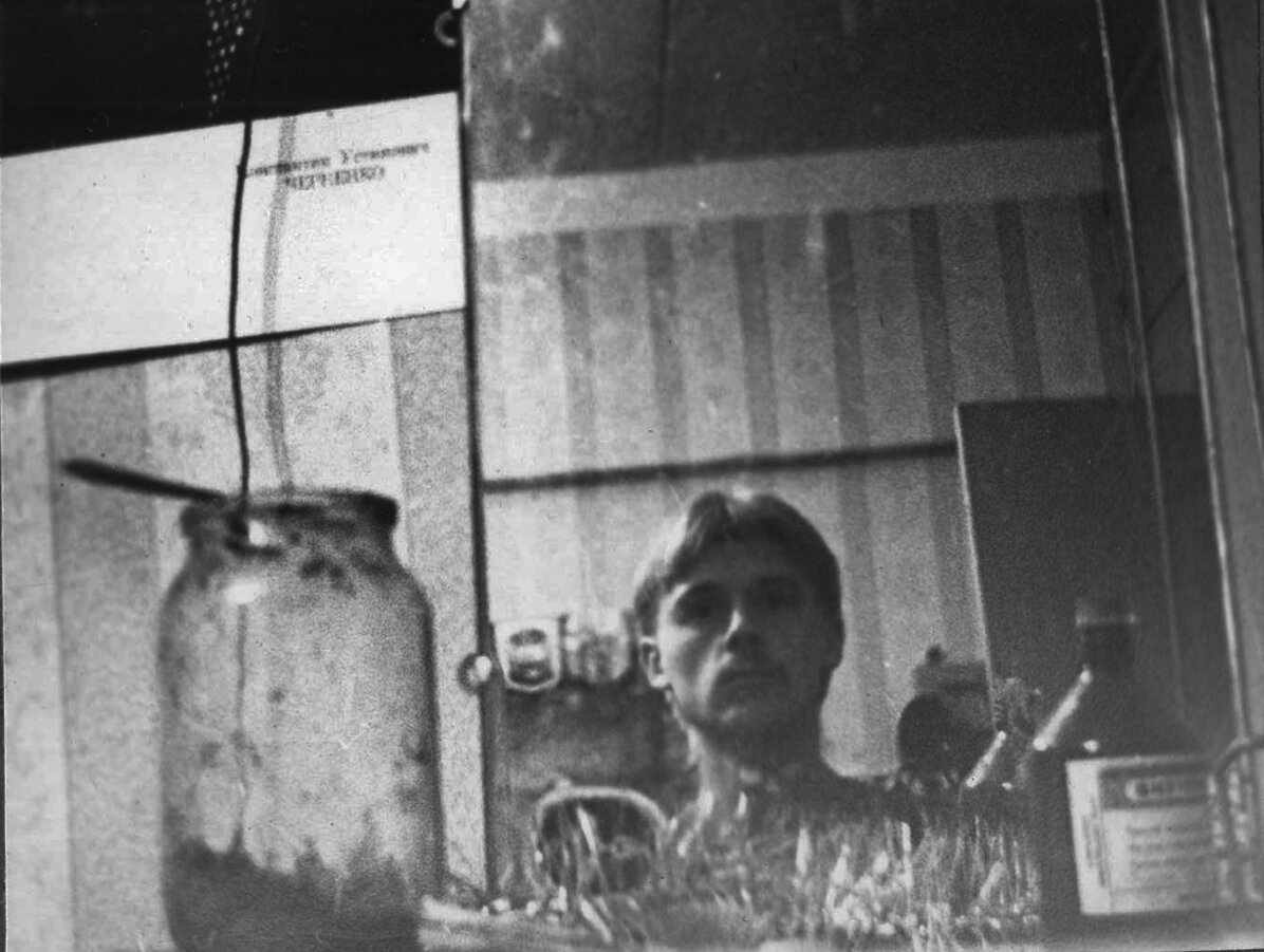 В комнате студенческого общежития. В зеркале отражаюсь я. © Фото автора.