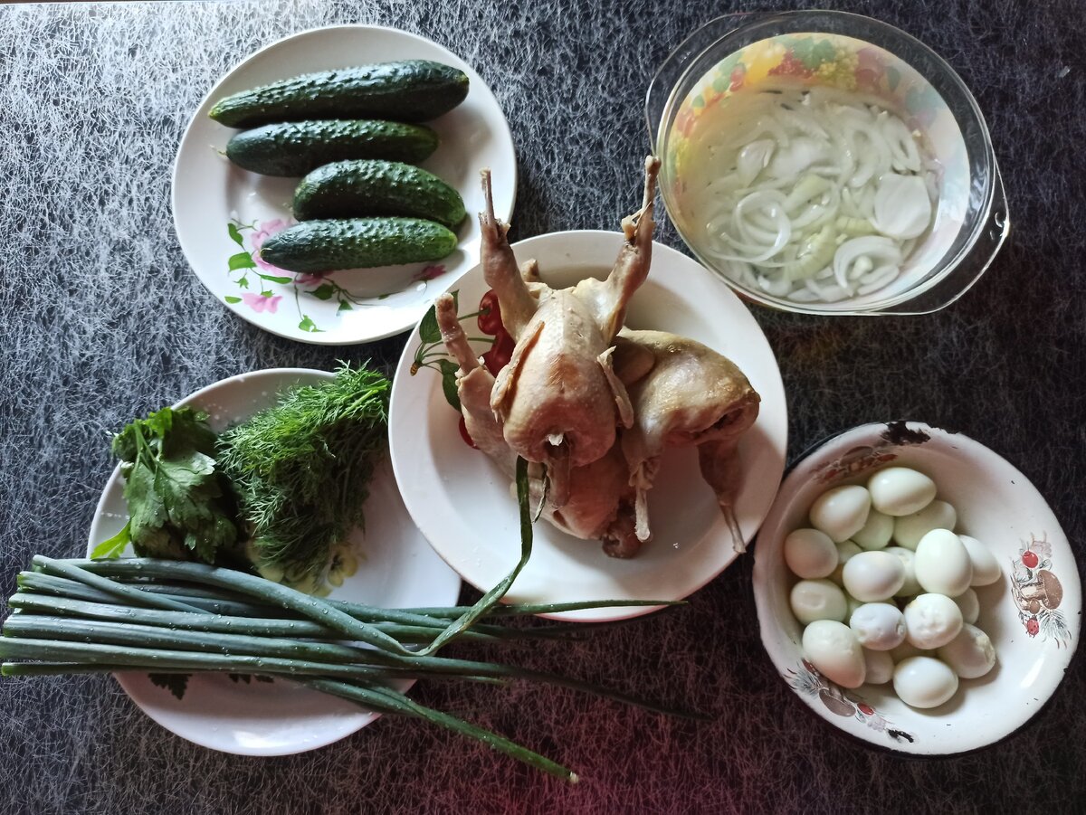 В соли либо в других специях салат не нуждается, так как маринованный лук отлично заменяет эти специи