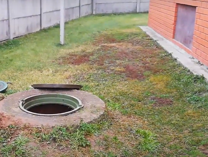 Чаще всего выгребную яму оборудуют бетонными кольцами 