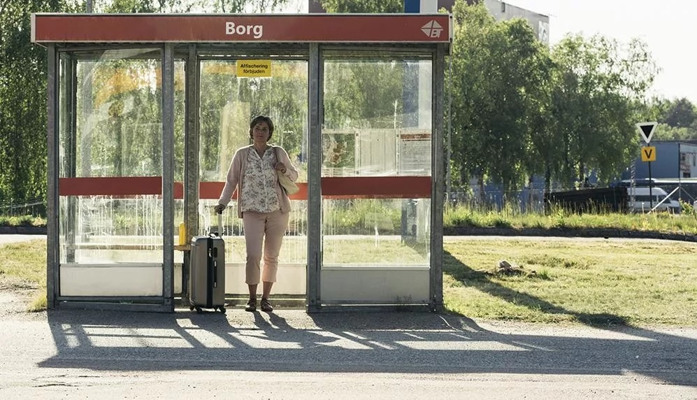 Бритт-Мари на остановки.