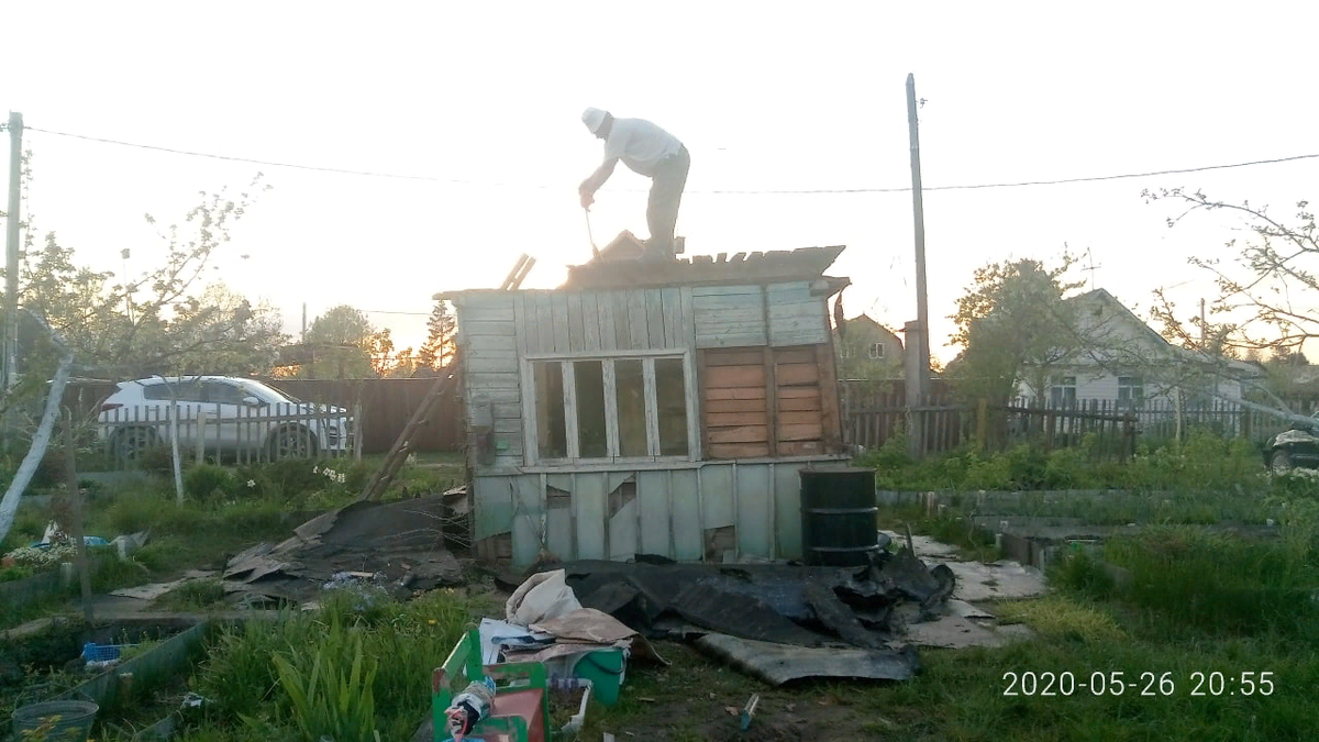 Разбирается по досочкам домик. В основном, на дрова...