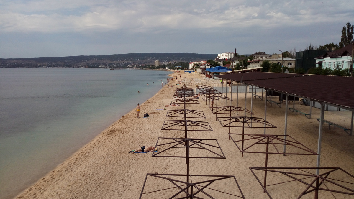 Феодосийский пляж в десять утра. Фото автора