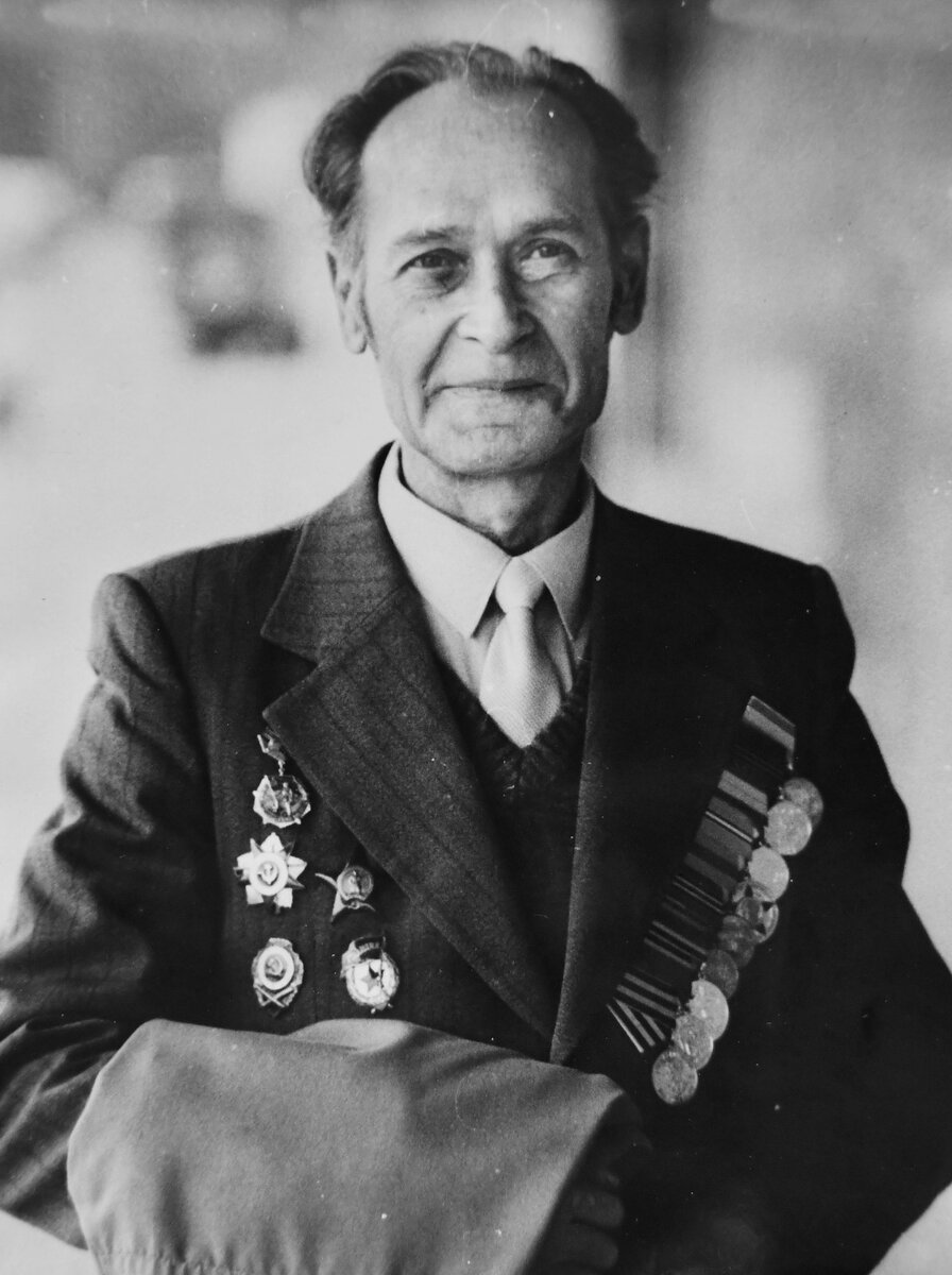 Мой отец, Освальд Иванович Гореловский (1923 - 1993 г.г.), ветеран Великой Отечественной войны, командир отделения разведки 621 ОРАД 40-й Гвардейской Пушечно-артиллерийской бригады (РВГК) 3-й Гвардейской армии 1-го Укр. фронта. Москва, Измайловский парк, 1985 год. Фото Андрея Гореловского "Вечерняя Москва" 