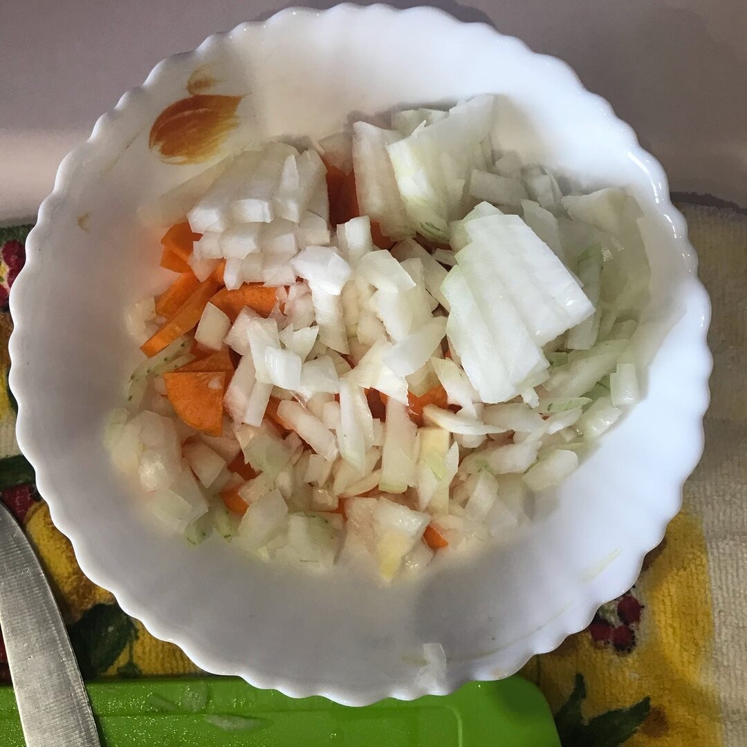 Пока мясо жарится , нарезаем лук и морковь ( по своему усмотрению) 
