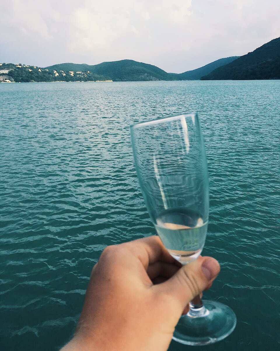 Вода в озере абрау. Абрау Дюрсо озеро. Озеро Абрау-Дюрсо Краснодарский. Озеро Абрау Новороссийск. Абрау Дюрсо Новороссийск.