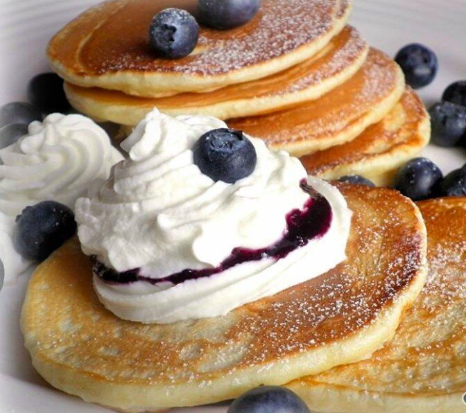 Блины, оладьи, черника, сливки, рецепт