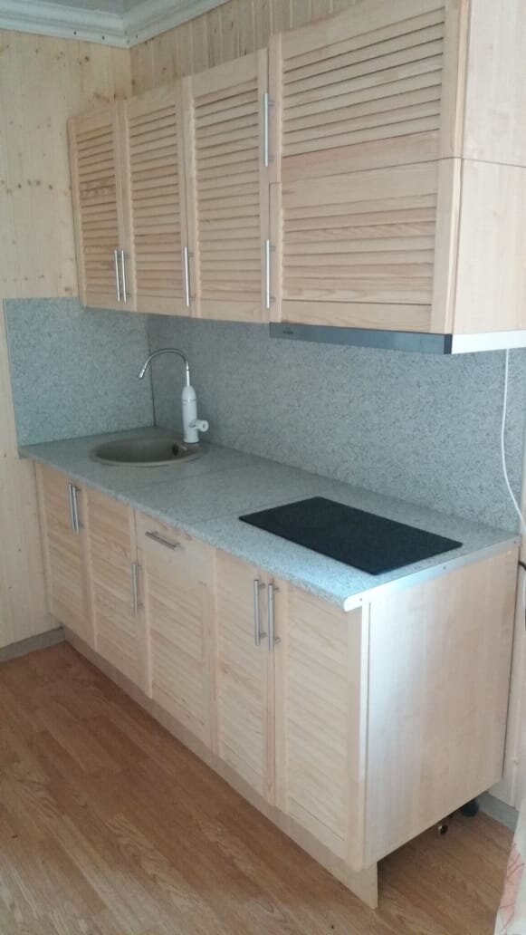 У данной модели модульной кухни фасады из массива сосны с решеткой, а корпус из дсп в цвет.