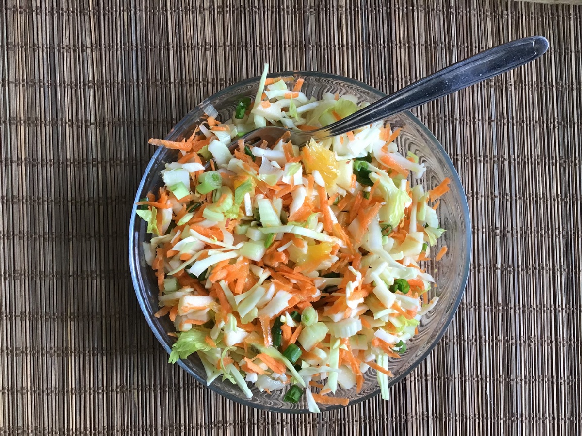 Салат с капустой, сельдереем, апельсином и лучком