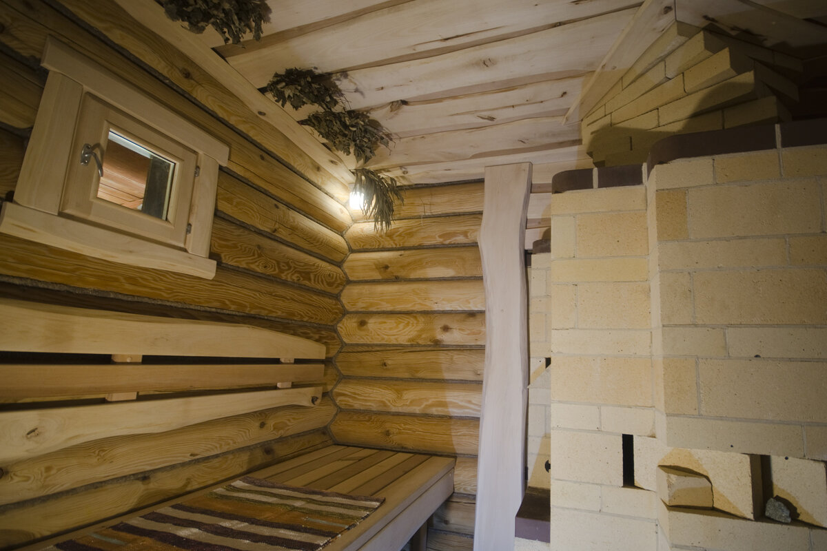 Наличники и спинки из полуобрезной липовой доски.