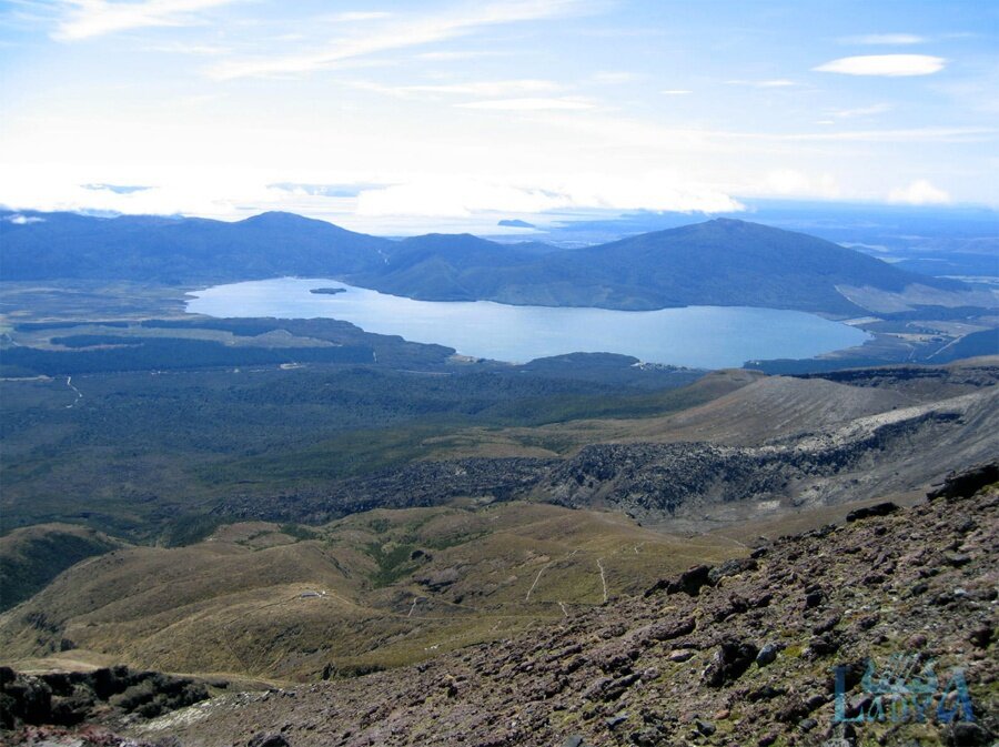 
Длина озера Таупо 44 километров, площадь 33 квадратных километра. Это крупнейший природный резервуар с пресной водой во всей южной части Тихого океана
