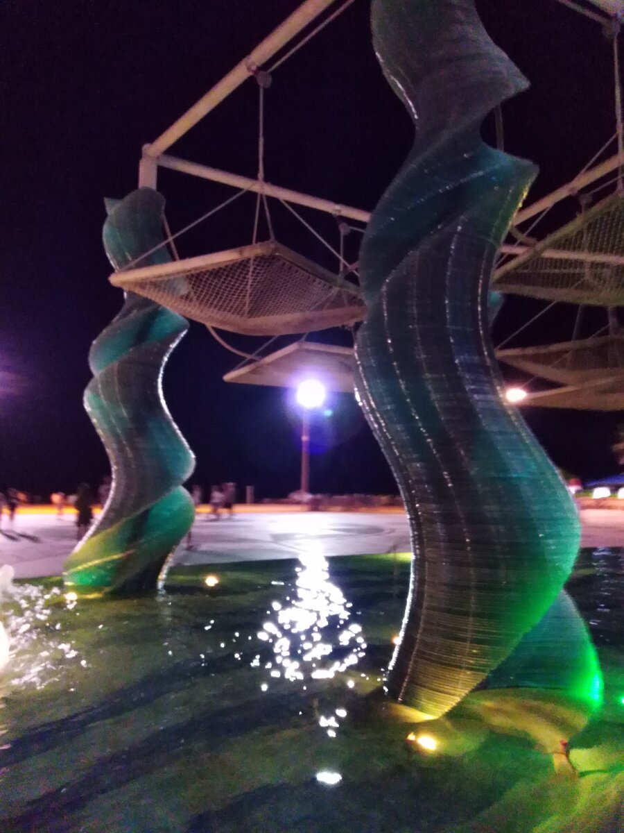 Фонтан, автор которого сам Тонино Гуэрра (Fontana Bosco della Pioggia)