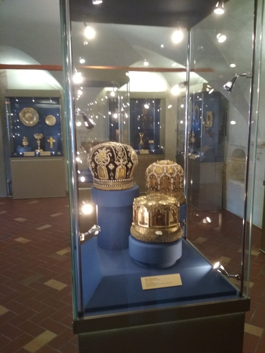 Таких головных уборов там несколько витрин...