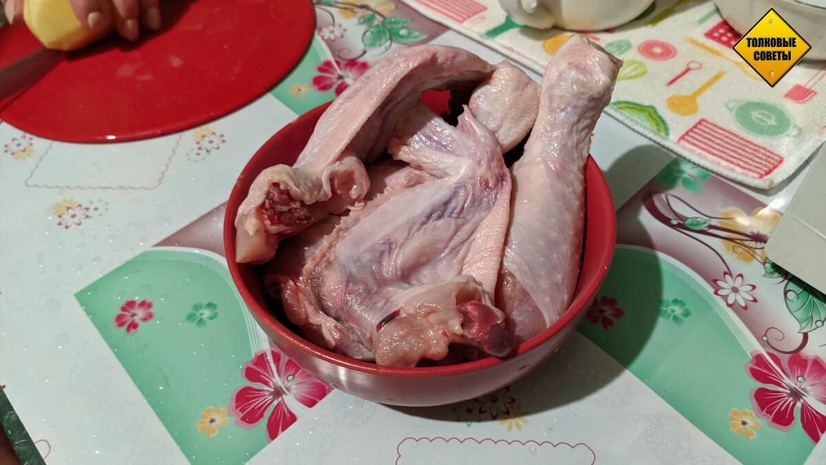 Разделанная курица.