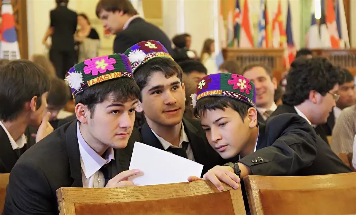 Класс таджик. Студенты Таджикистана. Школа в Таджикистане. Таджики студенты. Школьники Таджикистана.