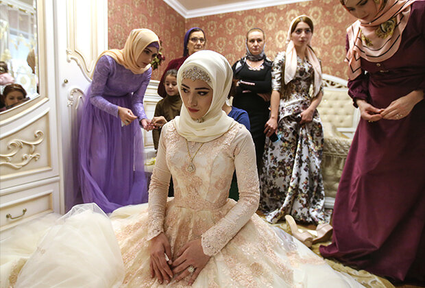 бракосочетание 17-летней Луизы Гойлабиевой и начальника Ножай-Юртовского РОВД Нажуда Гучигова Фото: Валерий Шарифулин / ТАСС