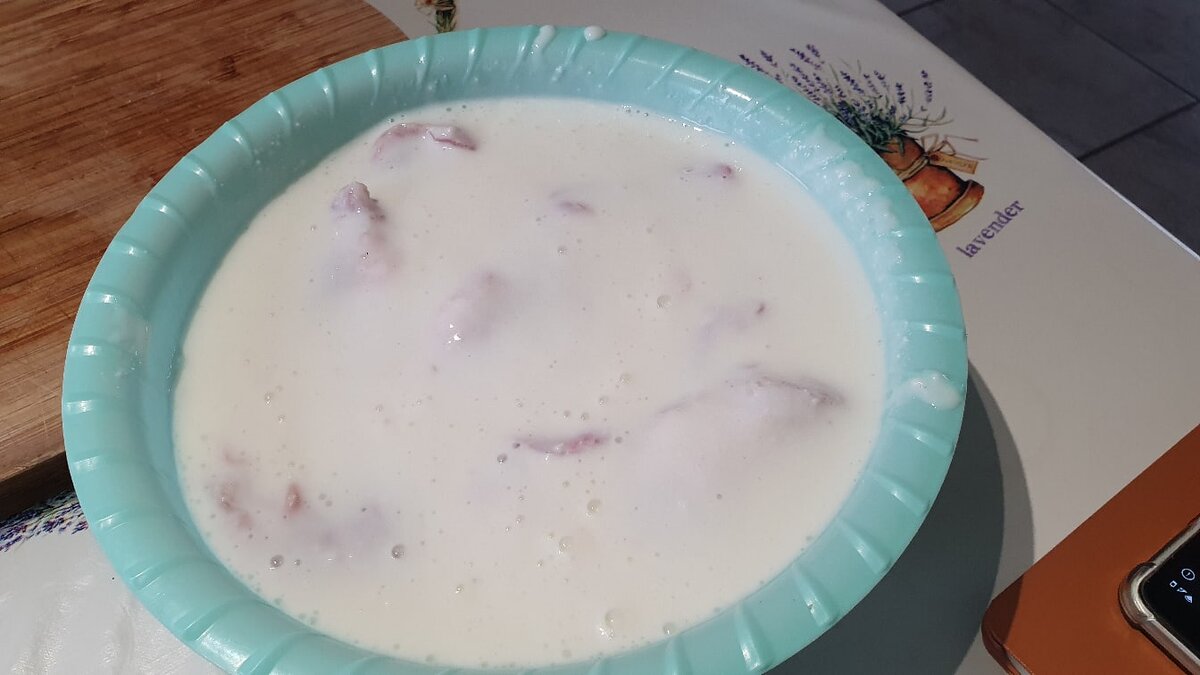заливаем курицу и минимум на 2 часа оставляем мариноваться.