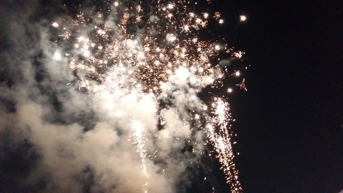 Как и положено, концерт  завершается потрясающим салютом