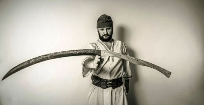 

Вот такое оружие. |Фото: yandex.ru.


На  территории восточных Балкан существует географическая и историческая  область под названием Фракия. Сегодня ее земли входят в состав Турции,  Греции и Болгарии. Во времена античности здесь проживали многочисленные  фракийские племена, которые достаточно часто сталкивались со своими  более цивилизованными и хорошо организованными соседями, сначала  греками, а позднее римлянами. И те, и другие, сразившись с фракийскими  воинами, отмечали использование весьма странного клинкового оружия.
