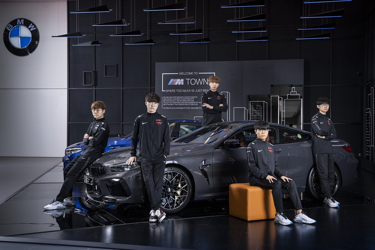 Фотосессия игроков T1 после подписания партнерства с BMW. Источник: твиттер @T1LoL