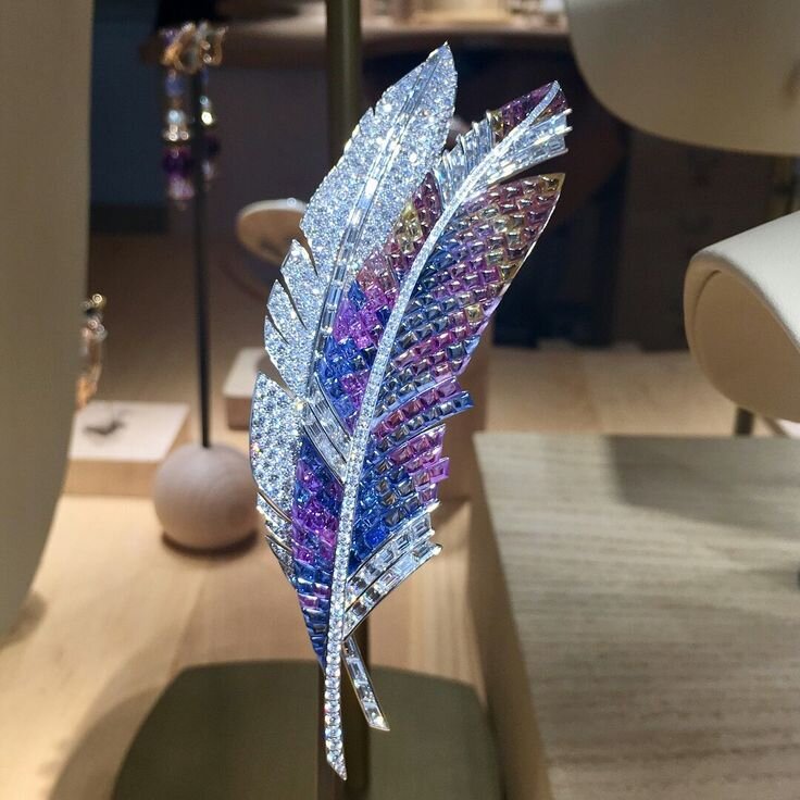  Брошь Van Cleef & Arpels ‘Panache Mystérieux’ c цветными сапфирами и бриллиантами. 2018. Коллекция Van Cleef & Arpels, официальный сайт-www.vancleefarpels.com