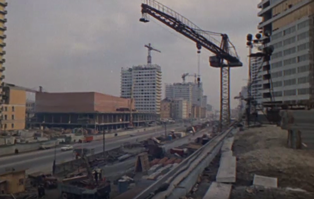 Строительство пр-та Калинина в Москве. Кадр из фильма "Города, где мы живем" (1967)