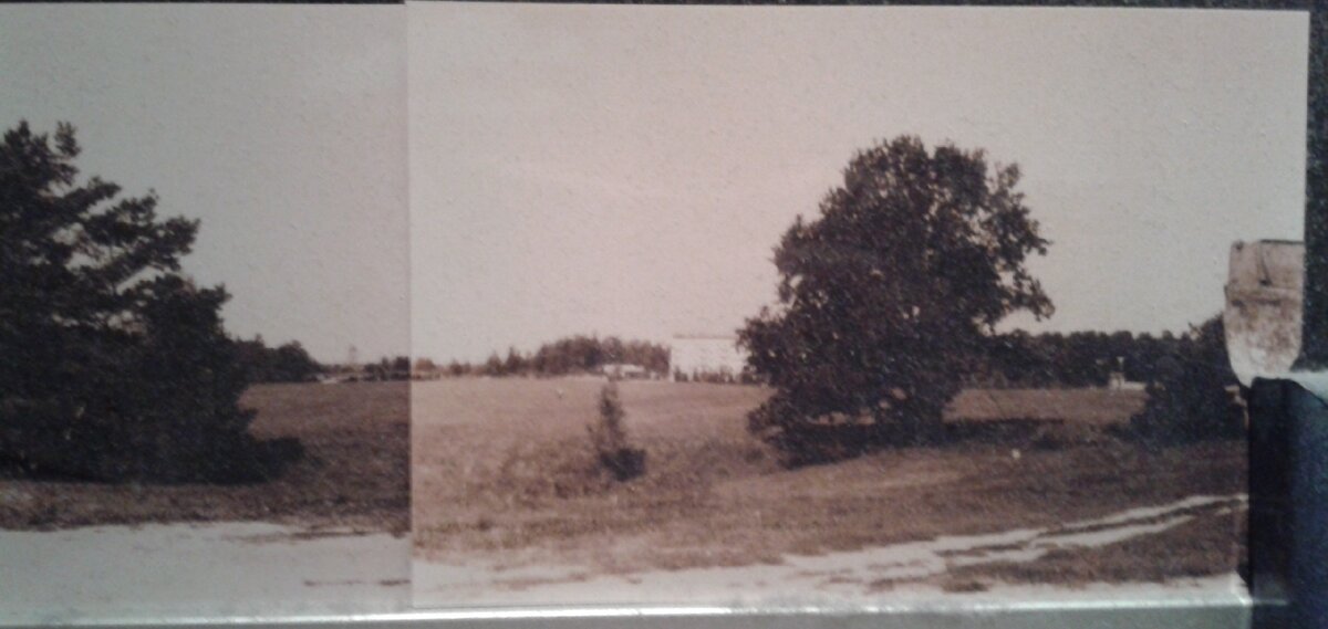 Справа виден кусок кузова другого грузовика, это ЗиЛ-самосвал, ГАЗ появился позже