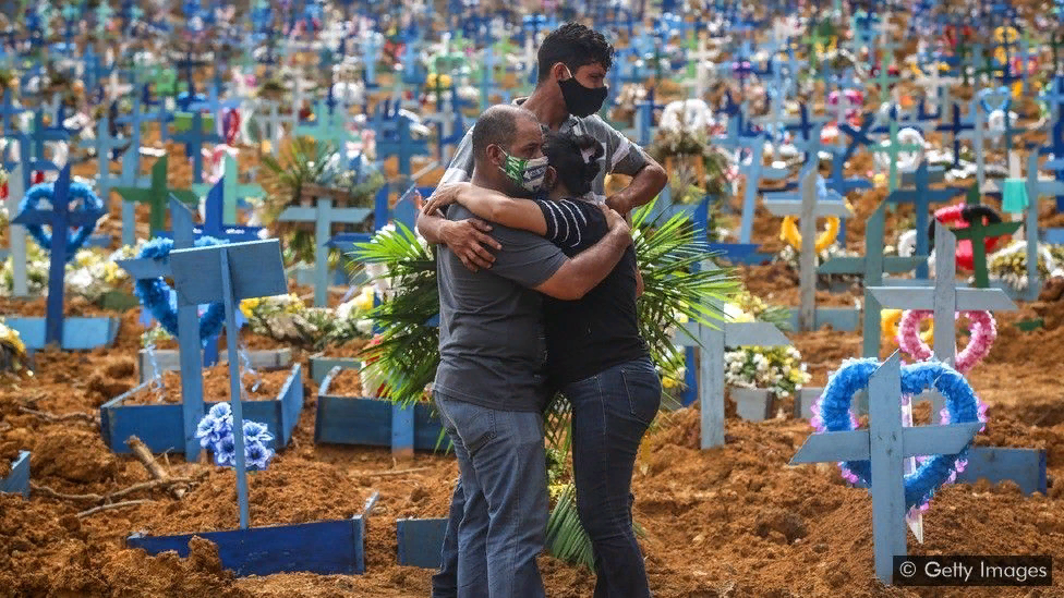 Число смертей от коронавируса возросло настолько высоко в некоторых частях мира, что эти личные трагедии превратились в статистику