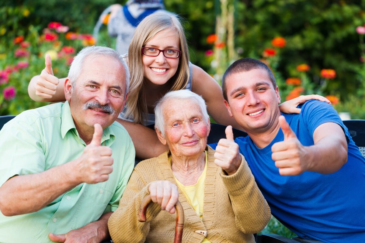 Daughter grandfather. Пожилые люди. Счастливые пожилые люди. Счастливые пенсионеры. Счастливые бабушка и дедушка.