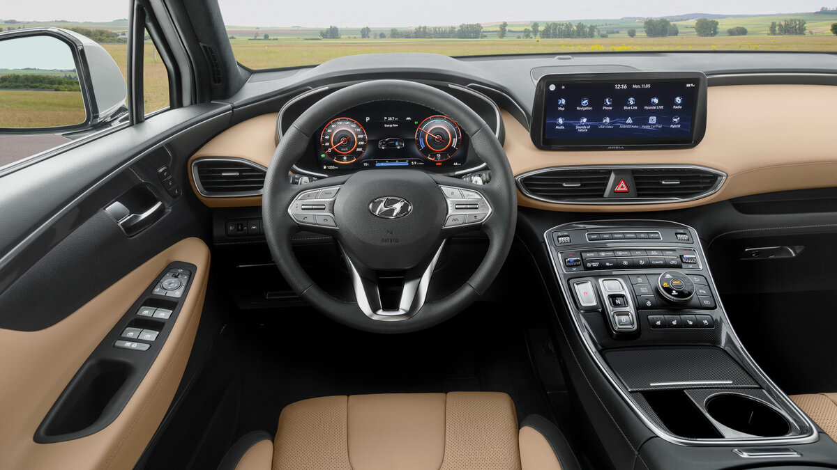 Место прежнего восьмидюймового дисплея занял аналог диагональю 10,25 дюйма. И если раньше было два варианта приборной панели (аналоговый и с семидюймовым экраном), то теперь осталась только виртуальная приборка диагональю 12,3 дюйма. Вместо традиционного рычага коробки передач установлен кнопочный селектор.