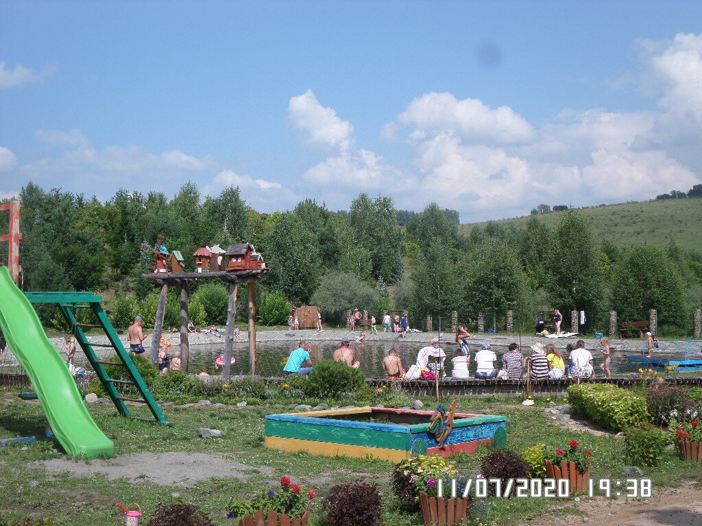 озеро и детская площадка парка