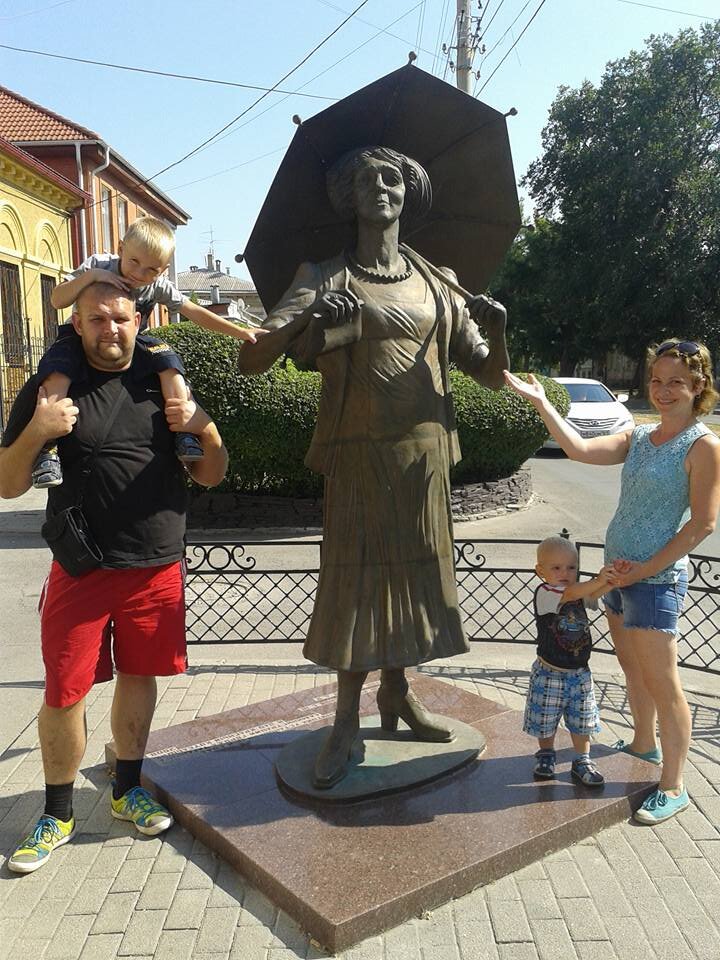 Наше первое дальнее путешествие. Таганрог, где нас любезно встретила Фаина Раневская. Все мы были моложе, а глава семейства даже объемнее. 