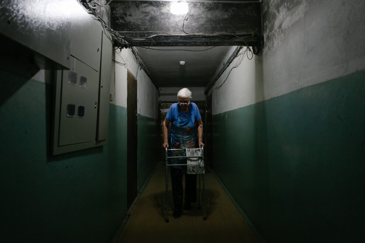 Галина Васильевна в коридоре. Последние несколько лет женщина может выйти только туда — дальше не проходят ходунки/Фото: Аня Марченкова для «Если честно» 