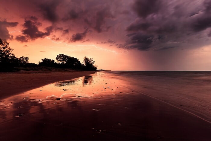 Открывает подборку лучших пляжей мира Ли-Поинт в Австралии. Пляжи в окрестностях Дарвина весьма популярны у местного населения. Немудрено – когда день с температурой 29° считается нежарким, особенно приятно выйти на пляж, где с моря дует постоянный прохладный ветер. А широкие песчаные пространства, живописные закаты и живая природа привлекают людей, склонных к созерцанию. На песчаной полосе чередуются участки оживленные, с хорошо развитой инфраструктурой, с полудикими местами, где только солнце, песок, камни и вы.