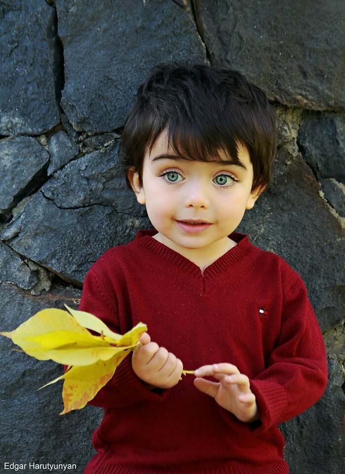 Армянин и русская дети. Мальчик с красивыми глазами. Черноволосый ребенок. Армянские дети. Красивые дети мальчики.