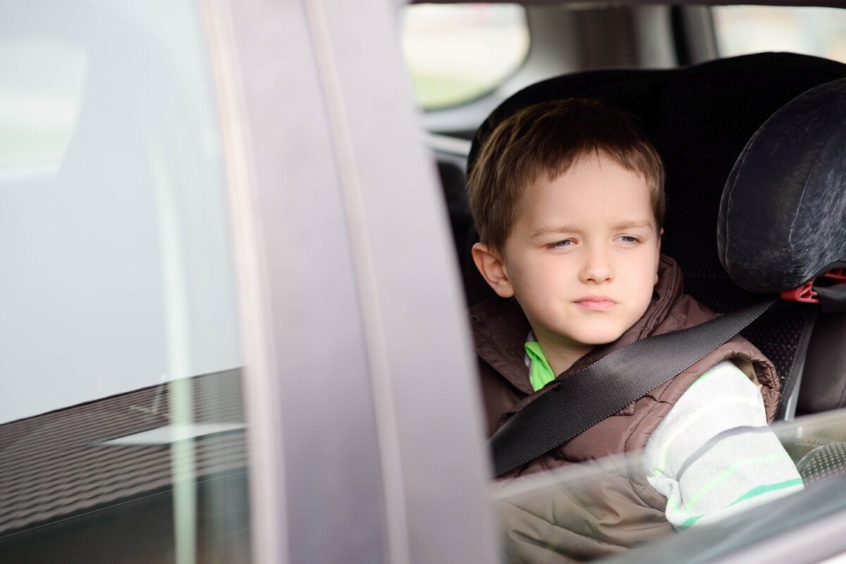 Boy car. Дети в запертой машине. Дети 8 лет в машине без кресла. Возите ребенка в специальном. Перевозка детей в возрасте старше 11 лет.