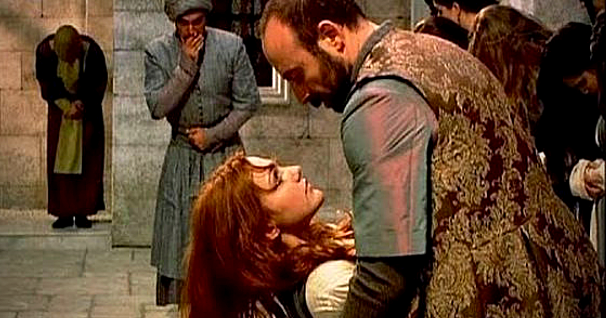 Хюррем упала в обморок на руки Султана