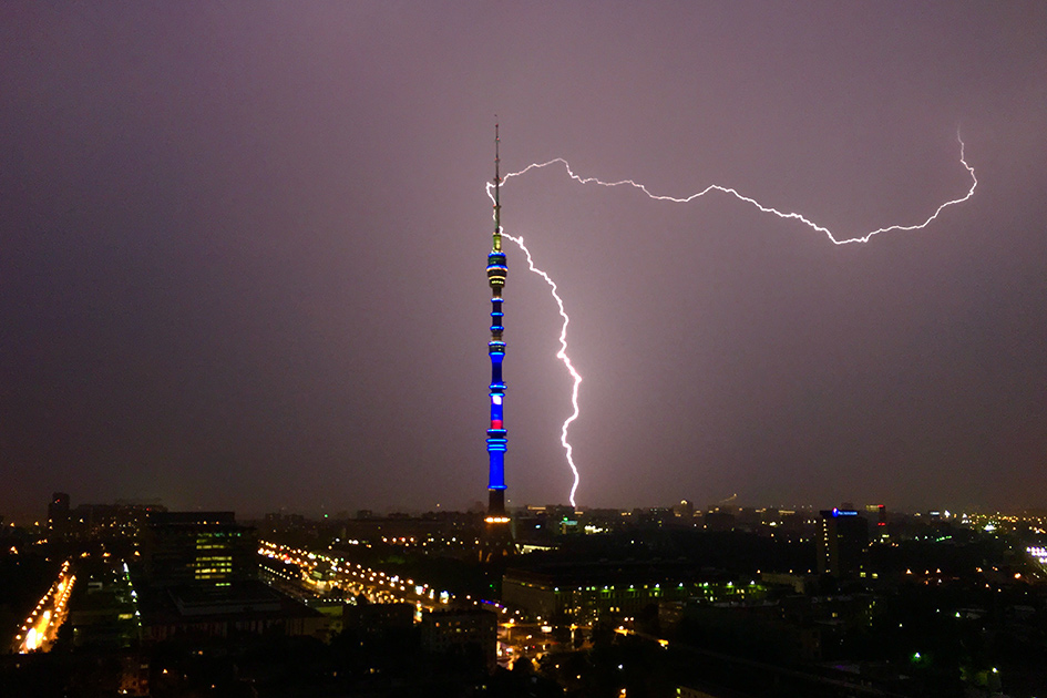 Молния во время грозы в районе Останкино (Фото: Евгений Свечников/ТАСС)