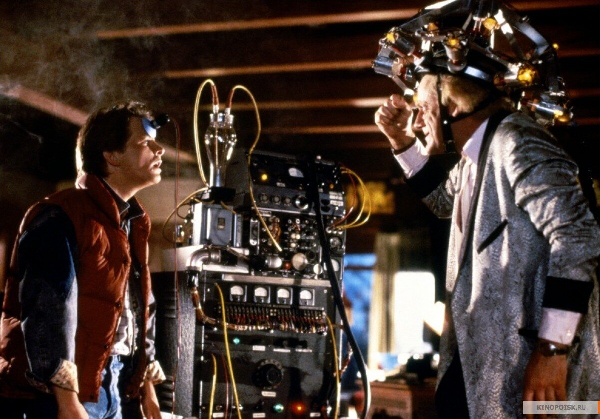 Фото с сайта КиноПоиск.ру. Марти Макфлая играет актёр Майкл Джей Фокс, а доктора Эммета актёр Кристофер Ллойд.