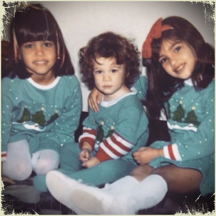 Ким и ее сестры в детстве.