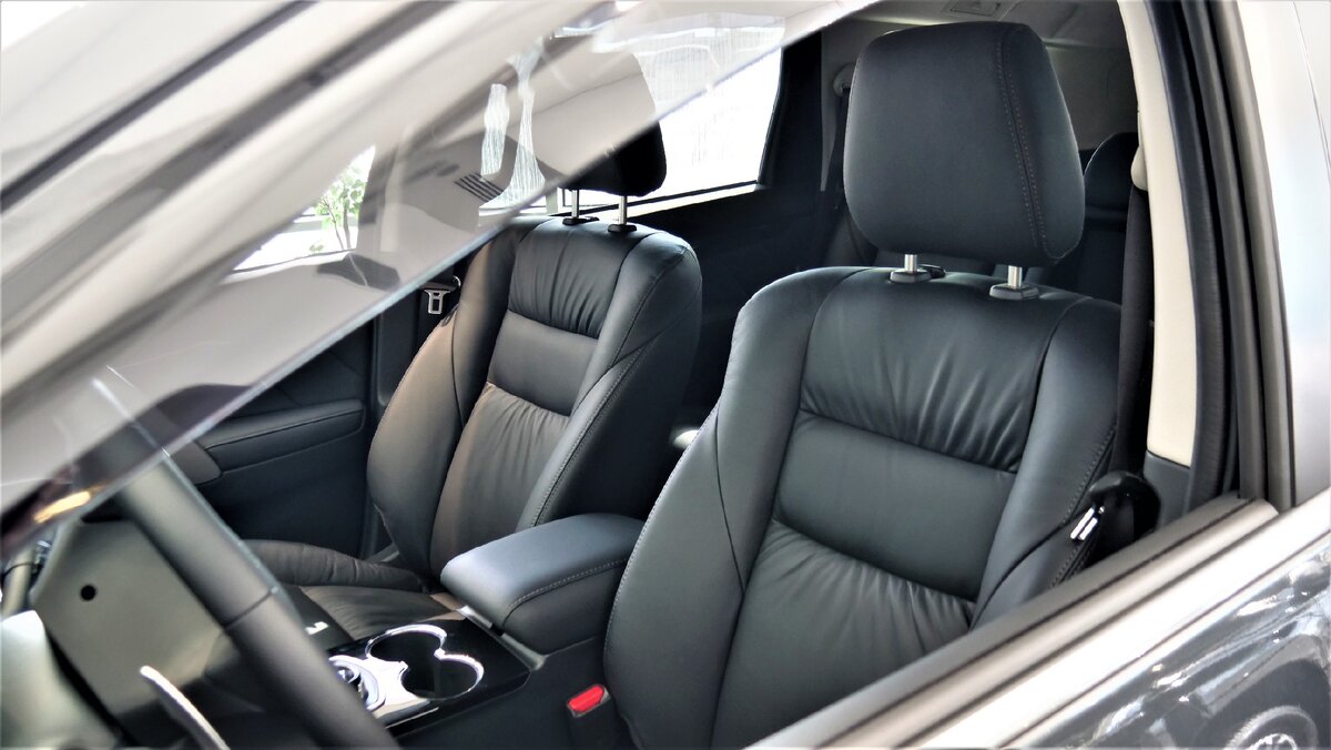 Сидения мягкие и удобные, позволяют проехать 400-500 км без остановки на разминку.