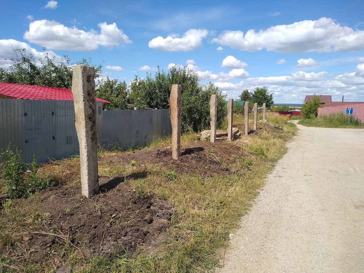 Скульптуры острова Пасхи - современная трактовка из бетонных железнодорожных шпал. Древним индейцам остается только позавидовать. @Горбунов Сергей Канал Самостройщика.