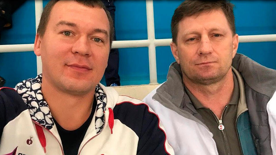 Сергей Фургала и Михаил Дегтярёв на хоккейном матче.